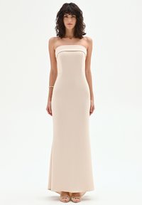 Платье без бретелек