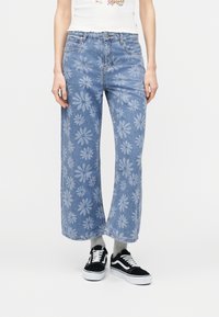 Короткие джинсы