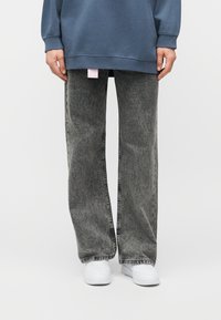 Свободные джинсы