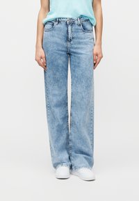 Свободные джинсы