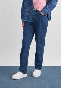 Свободные джинсы