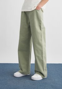 Клешеные джинсы