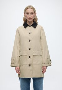 Короткое пальто