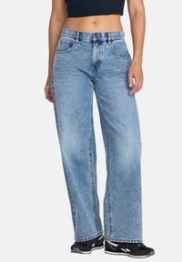 Свободные джинсы