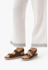 Босоножки на танкетке Босоножки на танкетке