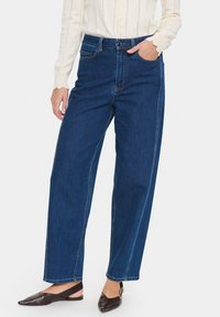 Прямые джинсы