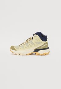 Походные ботинки