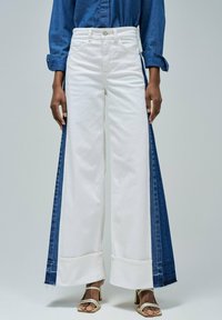 Клешеные джинсы Клешеные джинсы