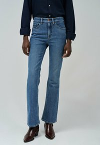 Клешеные брюки