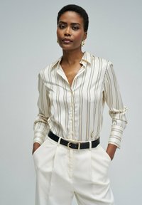 Атласная блузка