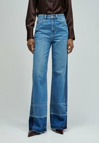 Клешеные джинсы Клешеные джинсы