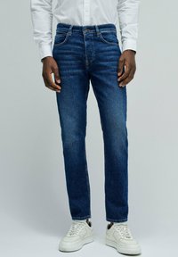 Узкие джинсы