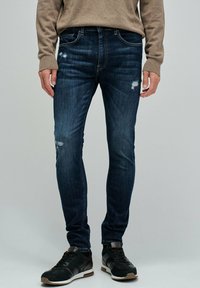 Узкие джинсы