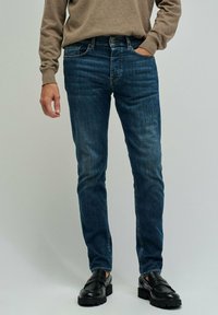 Узкие джинсы