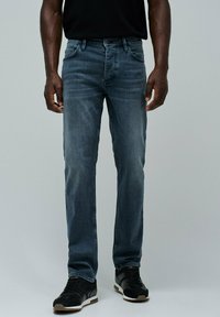 Прямые джинсы