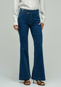 Клешеные брюки