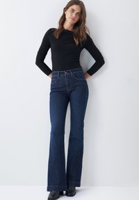 Клешеные джинсы Клешеные джинсы