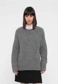 Пуловер в полоску