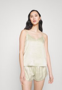 Топ на бретельках