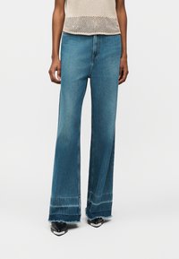 Свободные джинсы Свободные джинсы