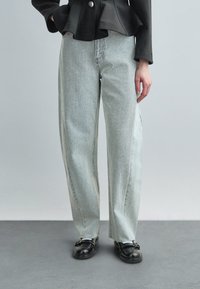 Джинсы бойфренда