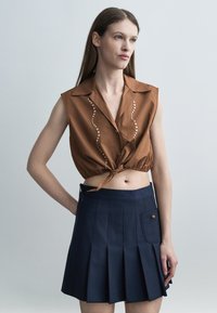 Блузка без рукавов