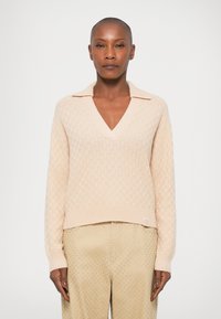 Пуловер с вырезом V