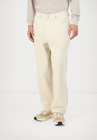 Свободные джинсы