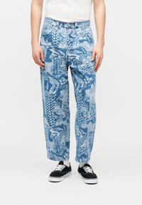 Свободные джинсы