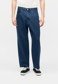 Свободные джинсы