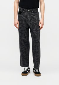 Свободные джинсы