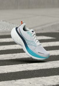 Беговые кроссовки