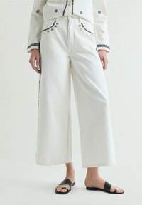 Короткие джинсы