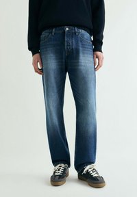 Прямые джинсы