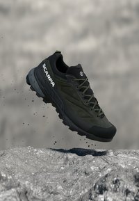 Походные кроссовки