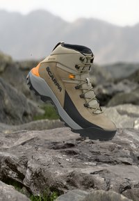 Походные кроссовки