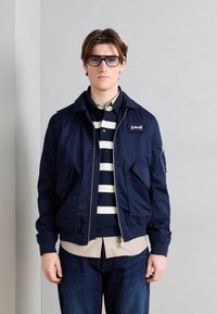 Куртка бомбер