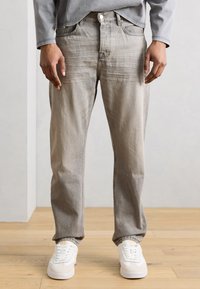 Свободные джинсы Свободные джинсы