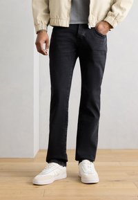 Прямые джинсы Прямые джинсы