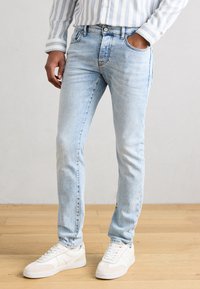 Узкие джинсы Узкие джинсы