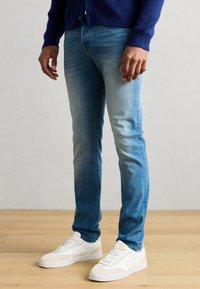 Узкие джинсы Узкие джинсы