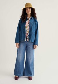 Джинсовая куртка