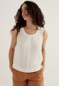 Блузка без рукавов