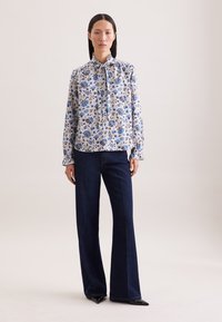 Атласная блузка