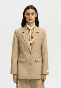 Блейзер с накладными карманами