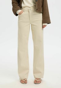 Прямые джинсы