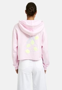 Пуловер с капюшоном Пуловер с капюшоном