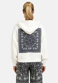 Пуловер с капюшоном Пуловер с капюшоном