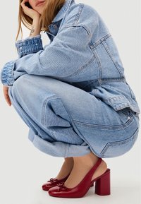 Туфли на высоком каблуке