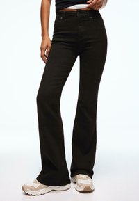 Клешеные джинсы Клешеные джинсы